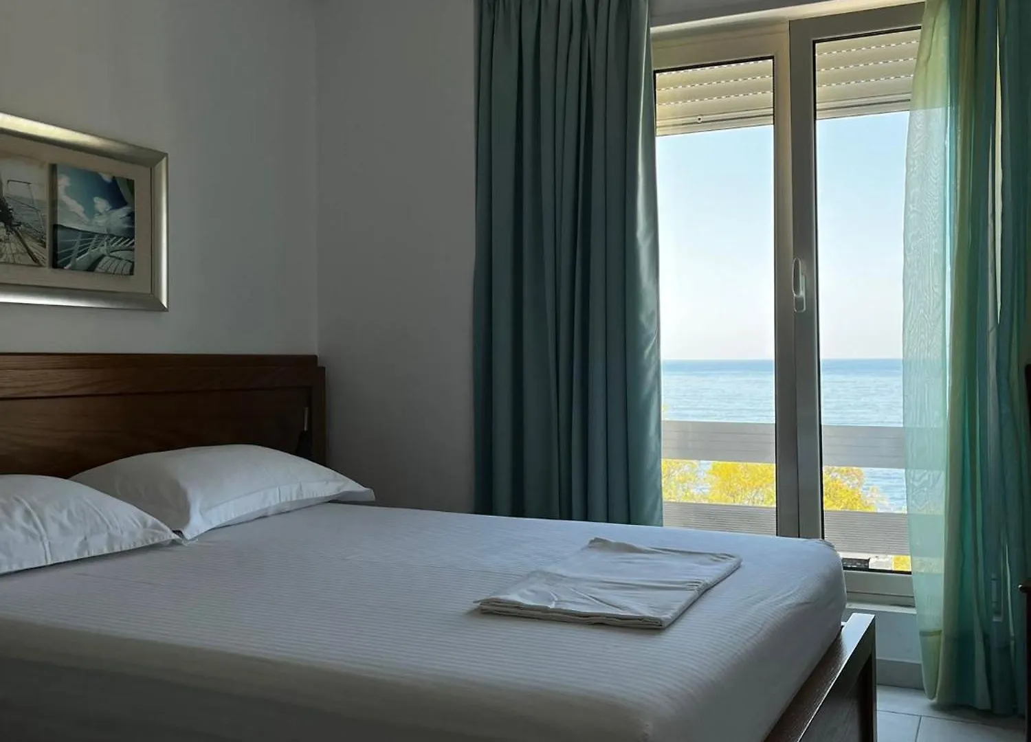 Menikos Apartments Himare