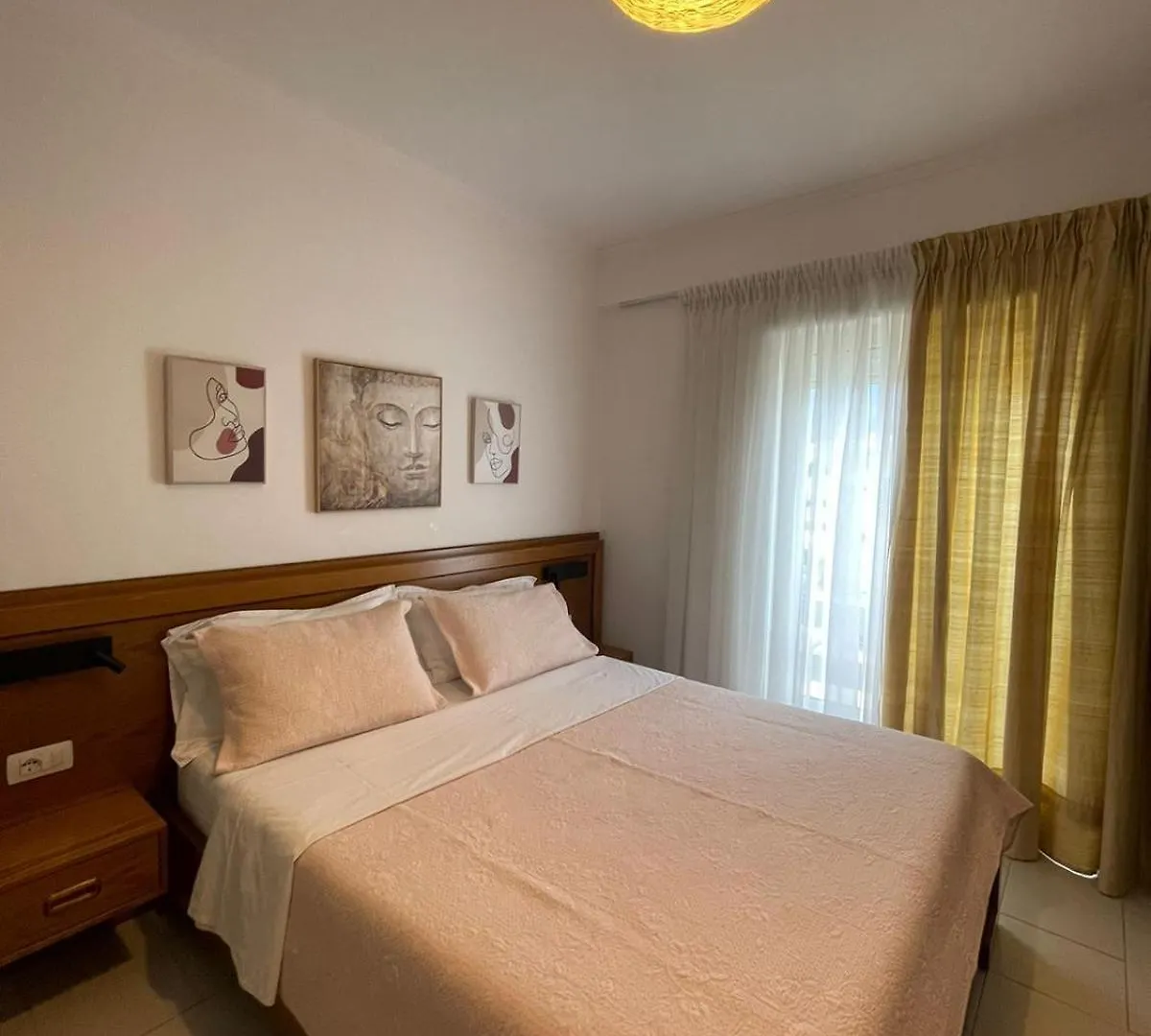 Menikos Apartments Himare