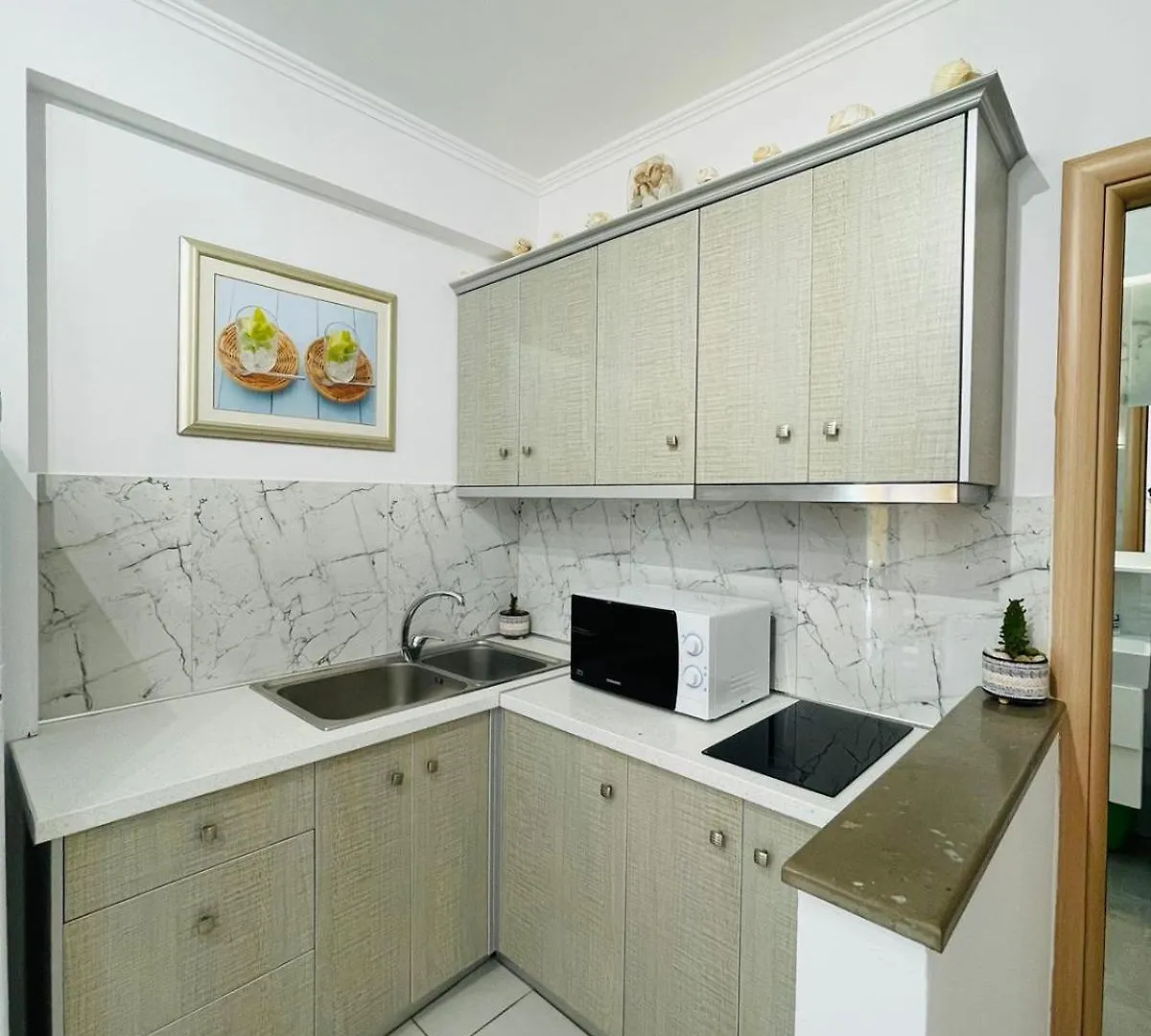 Menikos Apartments Himare